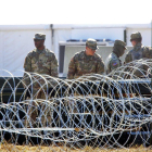 Militares colocan alambres