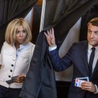 Brigitte Trogneux junto a su marido Emmanuel Macron tras preparar su voto. CHRISTOPHE PETIT TESSON