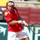 El tenista español David Ferrer golpea la bola ante el francés Gilles Simon en el segundo partido de la semifinal del Grupo Mundial de la Copa Davis España-Francia que se disputa en la plaza de toros de Los Califas en Córdoba.
