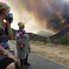 Dos vecinas de la Cabrera observan el incendio que arrasó la comarca en agosto. JESÚS F. SALVADORES