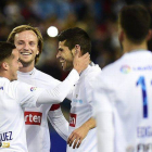 Ivan Rakitic felicita a Lucas Vázquez tras su gol en el partido solidario 'Champions for life'.