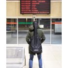Un joven mira el panel de salidas en una estación. NACHO GALLEGO