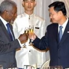 Annan brinda con el primer ministro tailandés durante su reunión de ayer