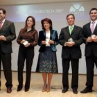 Foto de familia de los cinco políticos galardonados por los periodistas