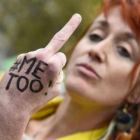 Una mujer muestra su dedo corazón en una manifestación convocada por el colectivo Efront-e-es, en la plaza de la República de París.