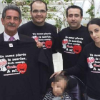 Miguel Ángel Revilla con la familia Cabezas Blanco .