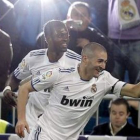 Benzema celebra con su compañero togolés Adebayor uno de sus dos goles.
