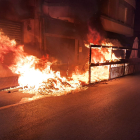 Dos incendios provocados destruyen sendos contenedores de papel y parte de una terraza en Ponferrada. ICAL