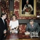 Martín Manceñido firmando el libro de honor del Senado junto a Esperanza Aguirre