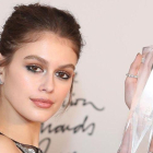 Kaia Gerber, con el premio.