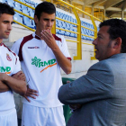 Javier Baena dialoga con los jugadores Esaú, en el centro, y Edgar al final del entrenamiento.