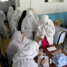 Varias mujeres ocultas tras el burka votan en uno de los colegios afganos.