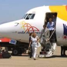 Pasajeros de un vuelo en el aeropuerto de León descienden del avión