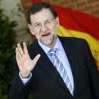 El jefe del Ejecutivo, Mariano Rajoy, saluda a los periodistas en el Palacio de La Moncloa.
