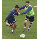 Jonathan y Berrocal pelean por el balón en un entrenamiento de la Deportiva. L. DE LA MATA