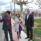 La alcaldesa, en el centro, visita el parque de Barcaduro.