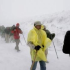 Varios peregrinos caminan entre la nieve cerca del collado de Lepoeder en Ibañeta, Navarra.