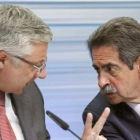 Blanco y Miguel Ángel Revilla firmaron ayer el protocolo de llegada del AVE a Cantabria.