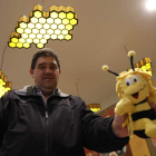 Andrés Fuentes, apicultor de Tabuyo, posa en el Museo de la Miel junto a la famosa abeja Maya.