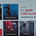 Cartel que anuncia los nuevos empleos para la planta de GAM en Villacé. DL