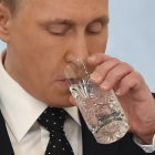 El presidente ruso, Vladimir Putin, bebe agua antes de una sesión parlamentaria.