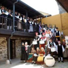 Imagen actual del grupo de gaitas y de baile Templarios del Oza, en una casa típica berciana.