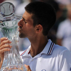 El tenista serbio Novak Djokovic besa el trofeo de campeón del Torneo de Miami.