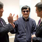 El disidente ciego Chen Guangcheng saluda al embajador de EEUU en China, Gary Locke.