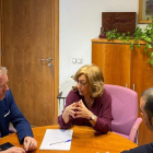 La gerente de Servicios Sociales con el alcalde y edil de Cubillos.