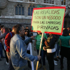 Arriba, la concentración; abajo protesta en La Robla. RAMIRO / PLANILLO.