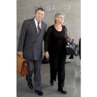 Toñi Vicente y su abogado, a su salida del Juzgado número 3 de Ferrol