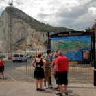 Visitantes británicos consultan un mapa en Gibraltar.