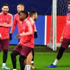 Messi, a la izquierda, entrenó ayer con el Barça pero Valverde no tomará riesgos con él. DANIEL DAL ZENNARO