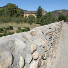 Detalle de la cerca, con el castillo al fondo.