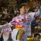 El Ademar ha hecho del Palacio un fortín y este sábado recibe al Torrelavega. FERNANDO OTERO