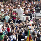El papa Francisco (c) saluda a los fieles congregados durante su audiencia pública de los miércoles en la Plaza de San Pablo.
