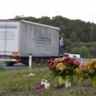 Flores y velas recuerdan en la autopista a las víctimas de Austria.