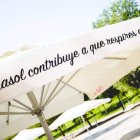 Las sombrillas de la cervecera Mahou-San Miguel no sólo cubren del sol, sino que limpian el aire y reducen la contaminación al ‘respirar’ como las plantas. DL