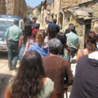 El párroco abandona el templo escoltado por agentes, en una foto facilitada por los vecinos.