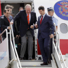 Don Juan Carlos desciende del avión real. JEFFREY ARGUEDAS