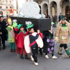 Los más pequeños del grupo ganador del Carnaval de Cistierna portaron la sardina.