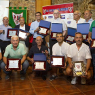 Foto de familia de los integrantes de la Asociación de Veteranos homenajeados por su fidelidad. DL