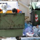 Trabajadores de la limpieza de la capital retiran la basura amontonada tras la última huelga que fin