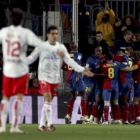 Los jugadores del Barcelona celebran uno de los cuatro goles que ayer le endosaron al Numancia