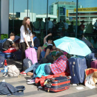 Varios pasajeros esperan la salida de su vuelo en el aeropuerto Leonardo da Vinci
