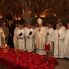 El obispo, canónigos, miembros de la Cofradía de San Isidoro y representantes municipales, en el Pan