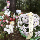 Ramos de flores y juguetes en un altar en el lugar en el que fue hallada sin vida la niña.
