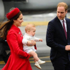 Los duques de Cambridge, con su primer hijo, el príncipe Jorge, el pasado abril en Nueva Zelanda.
