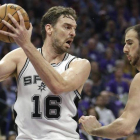 Pau Gasol controla un rebote ante Koufos, de los Sacramento Kings
