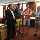 Antonio Silván recibió al seleccionador e integrantes de la campeona júnior. JESÚS